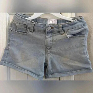 Kids Ponytail size 8 adjustable waist button and zipper closure shorts. 3/$15